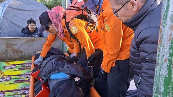 Facing Challenges: Pendaki Malaysia Jatuh di Gunung Rinjani, Evakuasi Berlangsung Dramatis dengan Helikopter