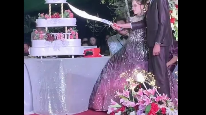 What Happened During: Viral! Pengantin Potong Kue Pernikahan Pakai Parang, Netizen: Penampakan Golok Patimura