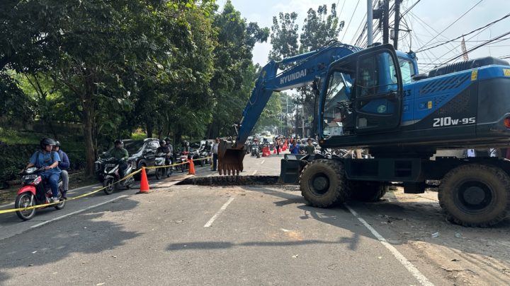Solving Problems: Jalan Raya Lenteng Agung yang Ambles Mulai Diperbaiki, Malam Ini Dipasang Box Culvert
