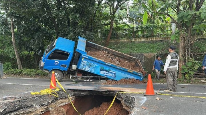 Truk Tanah Terperosok ke Sinkhole di Jalan Raya Lenteng Agung – Lalin Macet Parah!