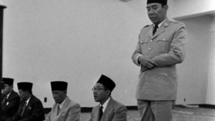 Upaya Pembunuhan Soekarno saat Sholat Idul Adha – Sosoknya Terlihat Jadi Dua saat Hendak Ditembak
