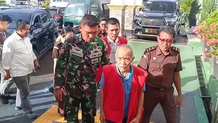 New Policy: Momen Kakek Mujiran Hirup Udara Bebas Usai Viral Ambil Sisa Getah Berujung Dipenjara