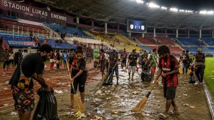 Ratusan Warga dan Brimob Bersihkan Stadion Lukas Enembe Pasca Kerusuhan