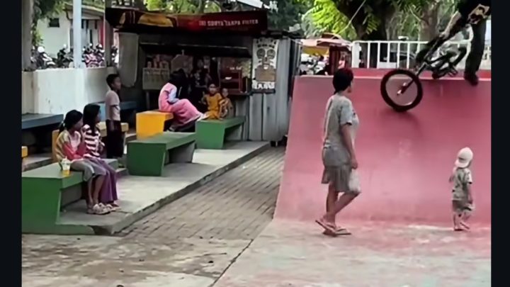 Viral! Balita Nyaris Tertabrak Sepeda BMX Gegara Main di Skatepark