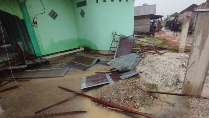 Puluhan Rumah di Banjar Kalsel Rusak Parah Usai Diterjang Angin Kencang dan Hujan Deras