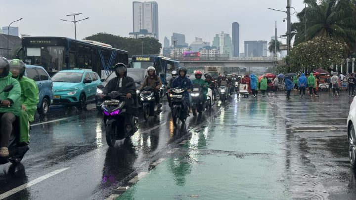 Ada Demo Mahasiswa di DPR – Arus Lalu Lintas Jalan Gatot Subroto Tersendat