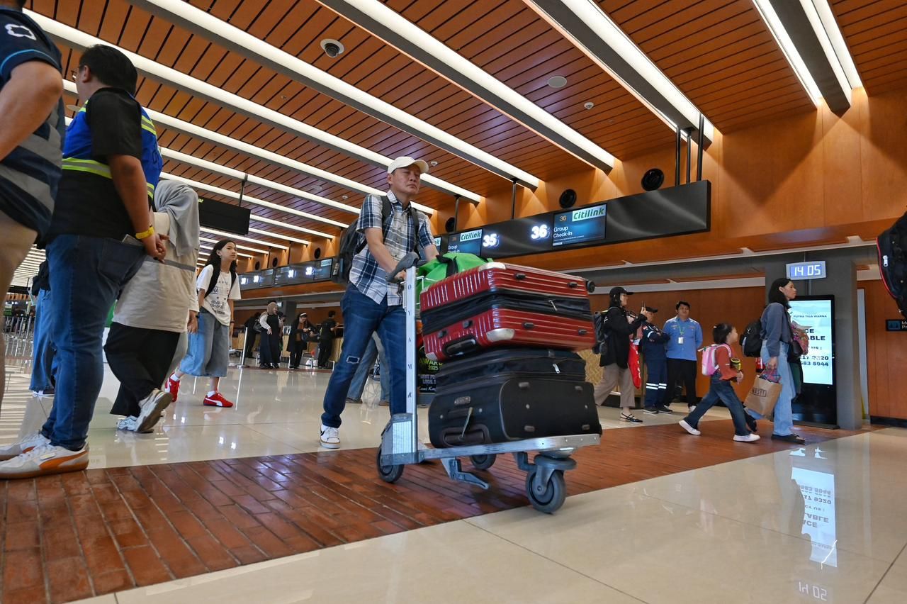 Harga Tiket Pesawat Bakal Naik Imbas Rupiah Melemah Nyaris Rp18.000 per Dolar AS