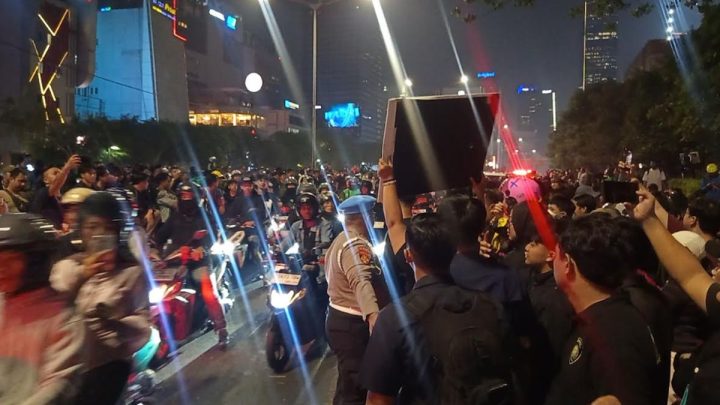 Demo Mahasiswa Bubar – Polisi Mulai Buka Jalan Sudirman Arah Bundaran HI