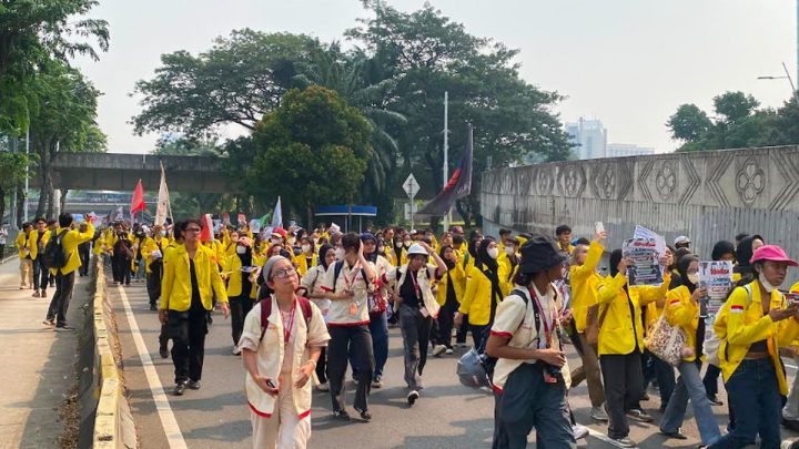 Visit Agenda: Sempat Tertahan di Semanggi, Massa Mahasiswa Longmarch Tembus Blokade Polisi ke HI