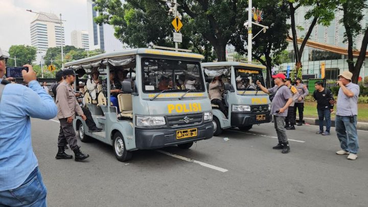 Topics Covered: Massa Pendukung MBG Diterima Wamensesneg, Lalin Medan Merdeka Selatan Jakpus Berangsur Normal