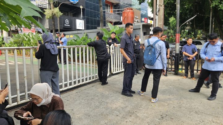 Facing Challenges: Gerbang Kantor BGN Tampak Ditutup di Tengah Isu Penggeledahan Kejagung