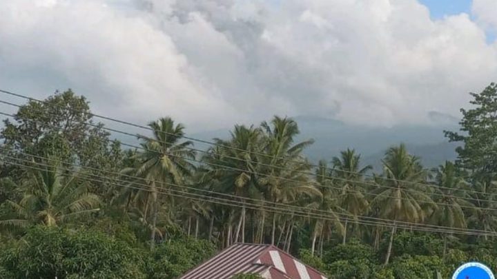 Gunung Dukono Erupsi Lontarkan Abu Vulkanik Sejauh 1.200 Meter