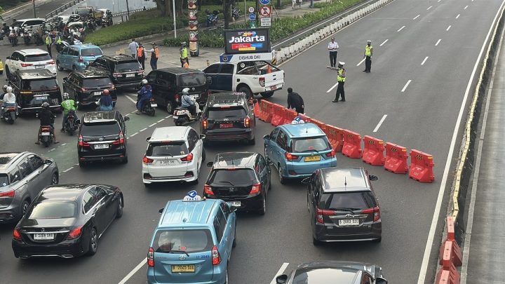 Jalan Jenderal Sudirman Arah Bundaran HI Ditutup – Arus Lalin Arah Tanah Abang Macet