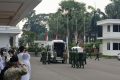 Usai Upacara Persemayaman di Kemhan – Jenazah Ryamizard Diberangkatkan ke TMP Kalibata