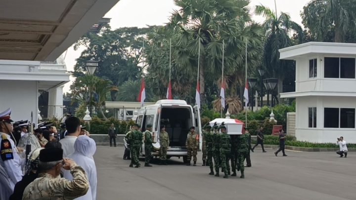 Usai Upacara Persemayaman di Kemhan – Jenazah Ryamizard Diberangkatkan ke TMP Kalibata