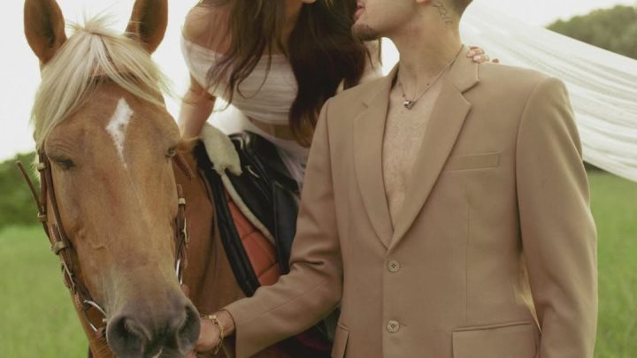 Solution For: Bak Karakter AI, Visual Prewedding Jennifer Coppen dan Justin Hubner Naik Kuda Bikin Netizen Terpukau