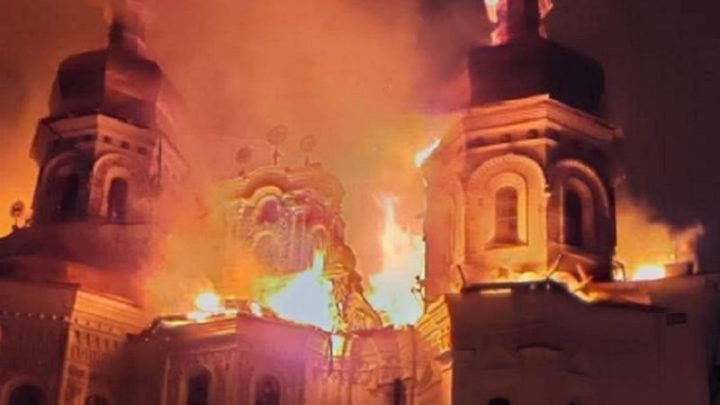 Serangan Rusia Tewaskan 9 Orang di Ukraina – Katedral Bersejarah Kyiv Terbakar
