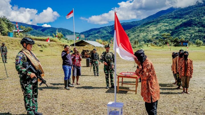 Historic Moment: Komandan OPM dan 7 Anaknya Buahnya Kembali ke NKRI, Serahkan 5 Senpi ke TNI