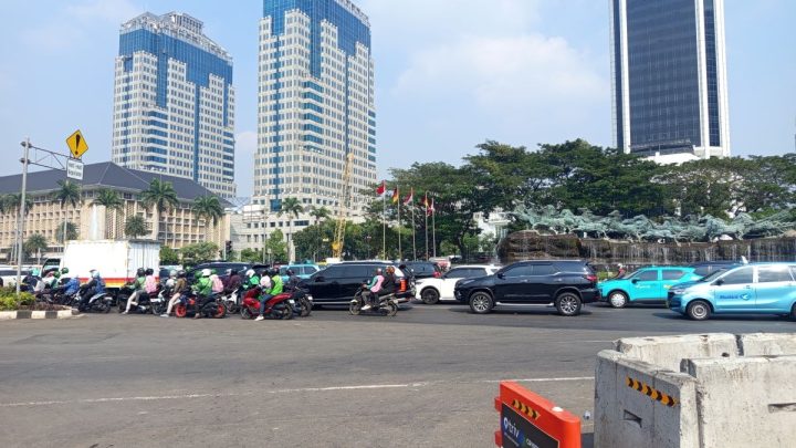 Historic Moment: Jelang Aksi Massa, Lalu Lintas di Patung Kuda Masih Ramai Lancar