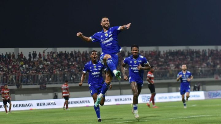 Gelandang Persib Bandung Luciano Guaycochea Mudik ke Argentina