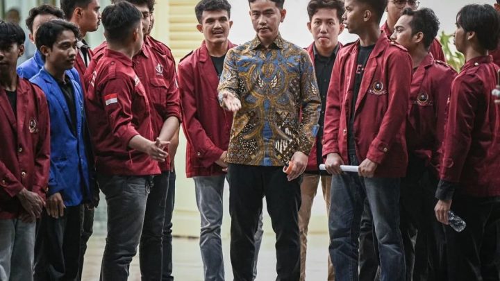Topics Covered: Usai Temui Mahasiswa, Gibran Disebut Akan Teruskan Aspirasi ke Prabowo