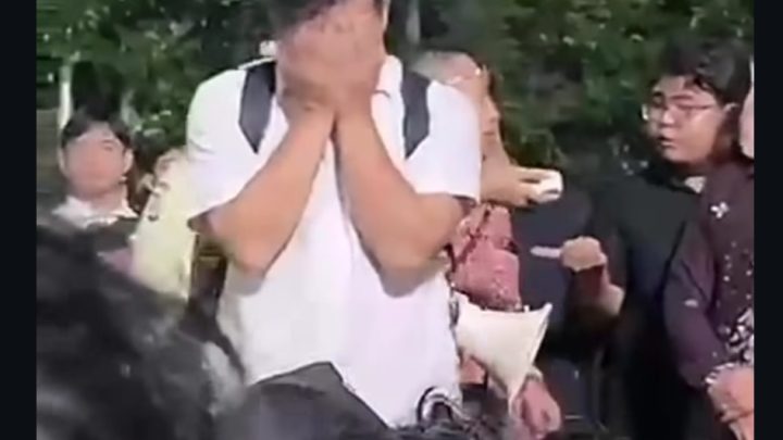 Topics Covered: Orangtua Mahasiswa yang Ciuman di PNJ Minta Maaf Sambil Sujud, Netizen: Kasihan Banget Ayahnya