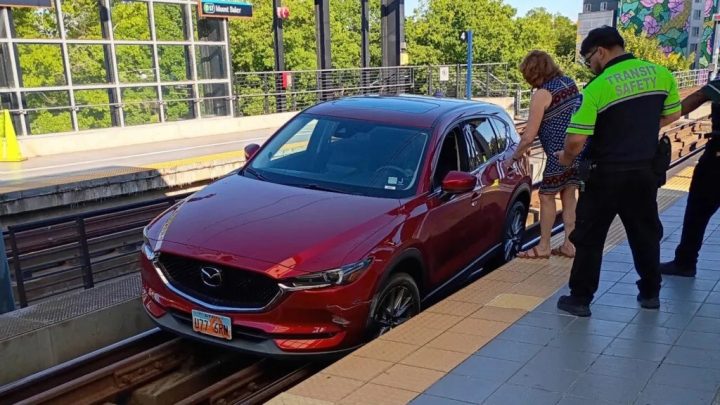 Ikuti GPS – Pengemudi Mazda Ini Nyasar Masuk ke Jalur Kereta