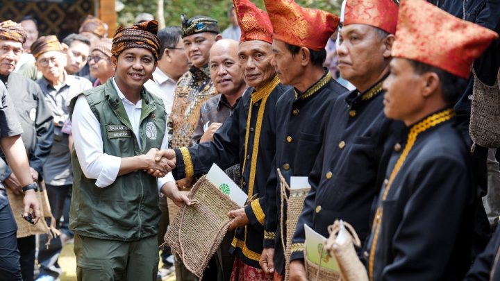 Topics Covered: Serahkan SK Hutan Adat, Menhut: Upaya Putus Mata Rantai Konflik