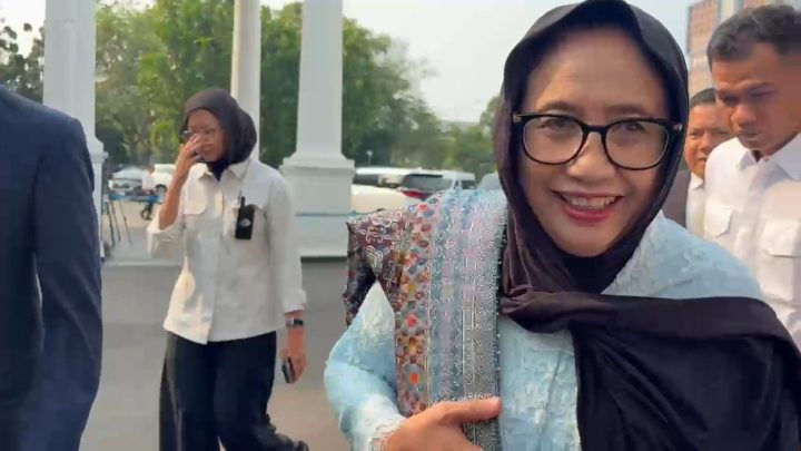 Berkebaya Biru – Nanik S Deyang Tiba di Istana Jelang Dilantik Jadi Kepala BGN