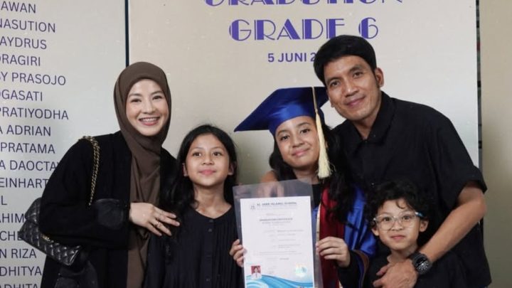 Facing Challenges: Kompak Demi Anak, Desta dan Natasha Rizky Hadiri Wisuda Anak Lulus SD