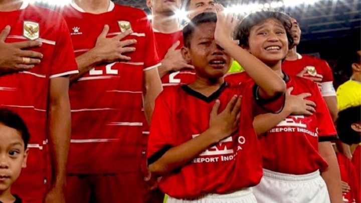 Momen Haru Nathan Tjoe-A-On Peluk Player Escort yang Menangis Saat Menyanyikan Lagu Indonesia Raya