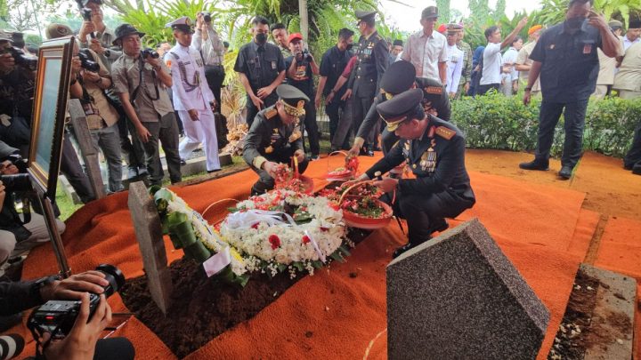 Dipimpin Menhan Sjafrie – Pemakaman Ryamizard Berlangsung Khidmat di TMP Kalibata