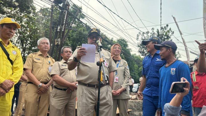 Rano Karno Khawatir Kondisi Saluran Air di Bawah Rel Kereta Lenteng Agung