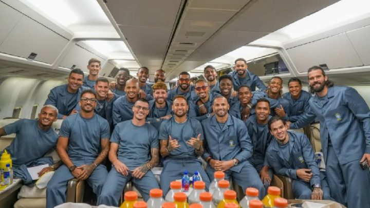 Unik – Pesawat Timnas Brasil ‘Dibaptis’ di Bandara Rio de Janeiro Jelang Piala Dunia 2026