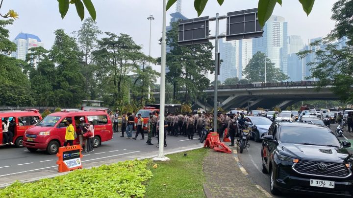 Important Visit: Polisi Tutup Sementara Jalan Sudirman Imbas Demo Mahasiswa di Bundaran HI