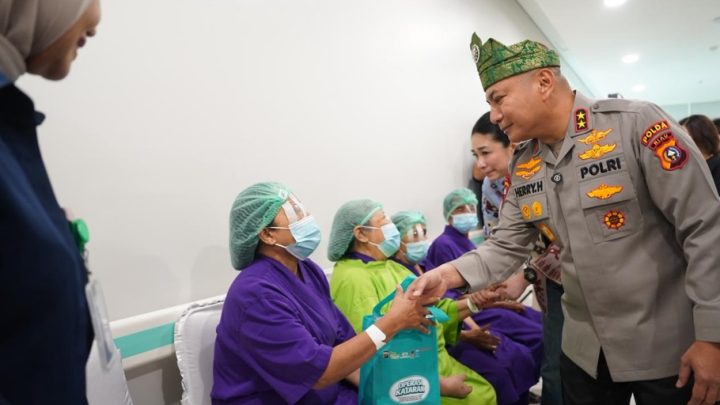Important Visit: Cerita Kapolda Riau Dampingi Sang Ayah yang Alami Gangguan Penglihatan di Tanah Suci
