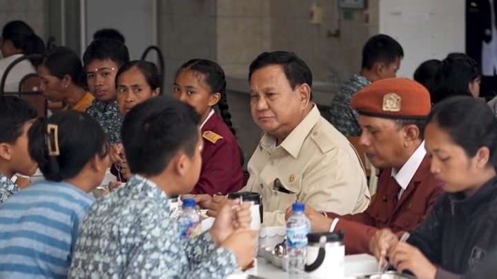 What Happened During: Momen Prabowo Makan Siang Bareng Orang Tua dan Siswa Sekolah Rakyat di Bali