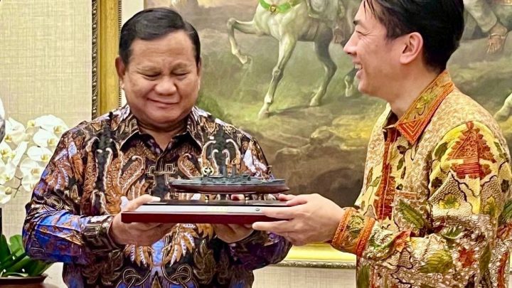 Meeting Results: Momen Menhan Jepang Beri Souvenir Kapal Perang ‘Mikasa’ kepada Prabowo