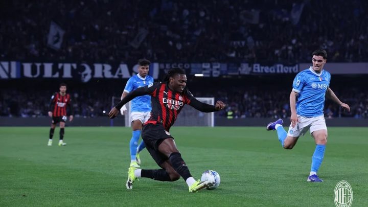 Solving Problems: Rafael Leao Ingin Cabut, AC Milan Terpaksa Banting Harga?