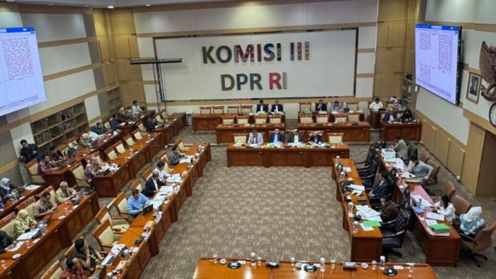 Topics Covered: Pemerintah Serahkan 112 DIM RUU Polri ke Komisi III DPR