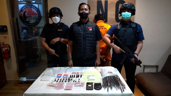 Polisi Tangkap Pengedar Narkoba Bermodus Stiker Sedot WC di Cipayung Jaktim