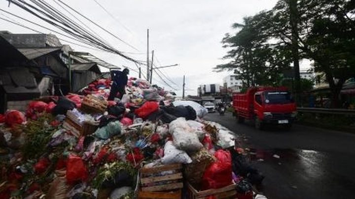 Gelar OTT – Sudin LH Jaksel Jaring Delapan Pembuang Sampah Sembarangan di Kebayoran Lama