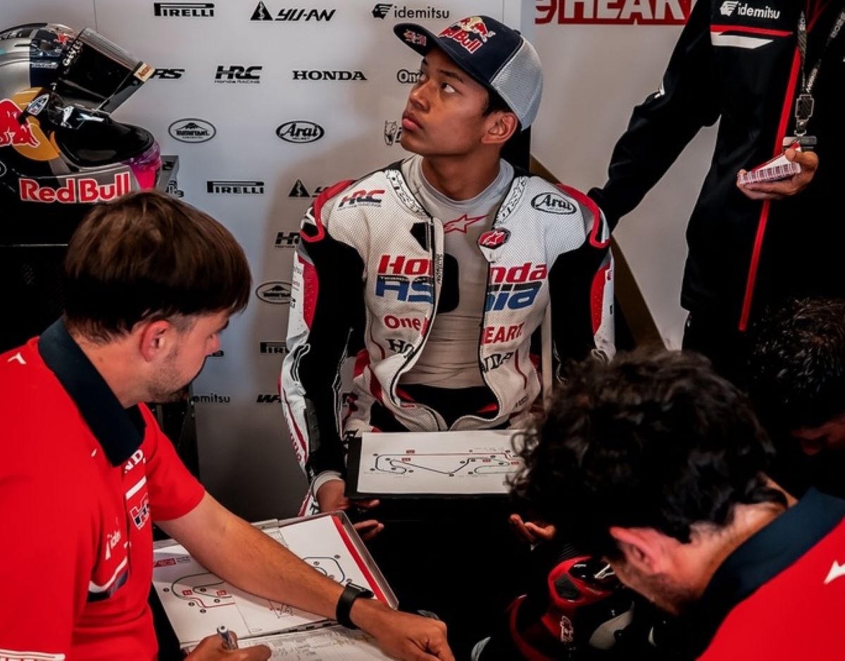 Hasil Kualifikasi Moto3 Republik Ceko 2026: Veda Ega Pratama Masuk 10 Besar, Hakim Danish Posisi Ke-2!
