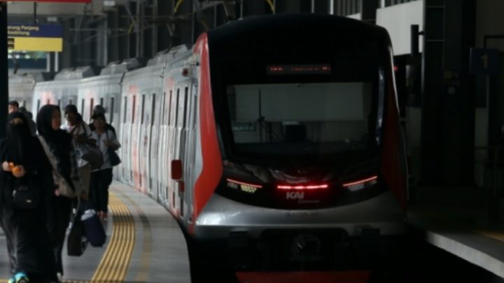 KRL Tanah Abang-Duri Alami Keterlambatan Imbas Kebakaran di Sekitar Rel