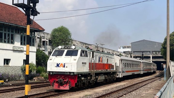 Viral Kabel Menjuntai di Karawang – Empat Perjalanan Kereta Terlambat!