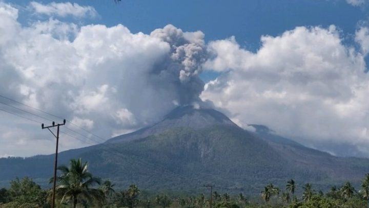 Solution For: Gunung Lewotobi Laki-laki Meletus, Muntahkan Abu Vulkanik Setinggi 900 Meter