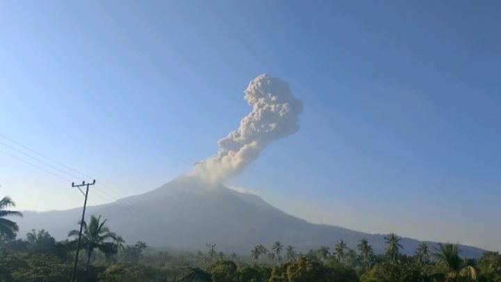 Facing Challenges: Breaking News! Gunung Lewotobi Laki-laki Kembali Meletus, Lontarkan Abu Vulkanik 1.500 Meter
