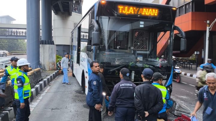 Bus Transjakarta Tabrak Separator di Jalan MT Haryono – 1 Orang Jadi Korban