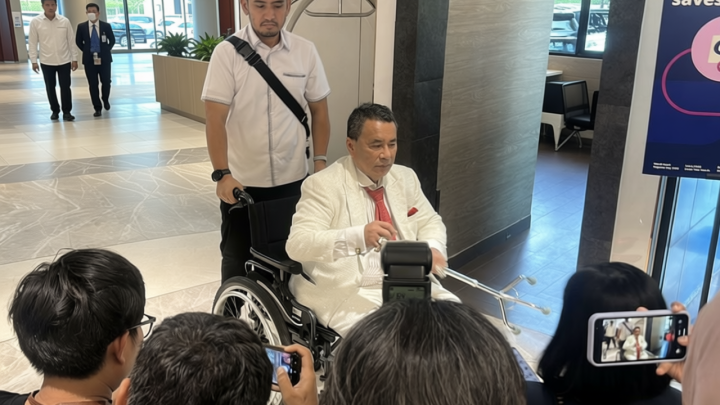 Hotman Pakai Kursi Roda Setelah Mundur Jadi Pengacara Febrie, Ungkap Kondisi Terkininya