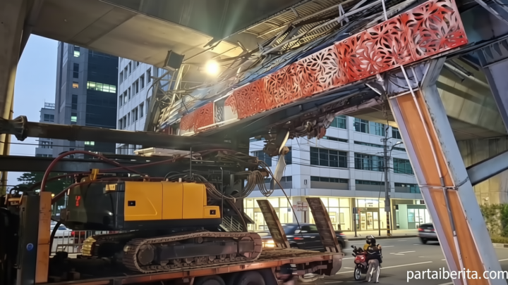 Main Agenda: JPO Tendean Nyaris Roboh Usai Ditabrak Truk Pengangkut Ekskavator, Ini Kronologinya